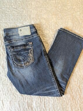Silver Jeans Aiko Low Capris With Embroidered Back Pocket & Thick Stitching